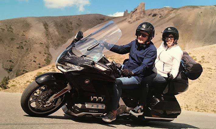 Grosse moto noire sur la route