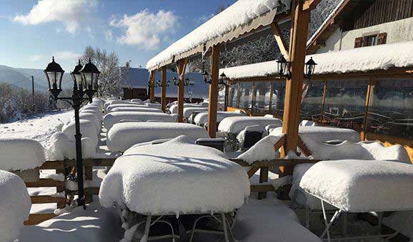 Epaisse couche de neige sur les tables de la terrasse de l’auberge