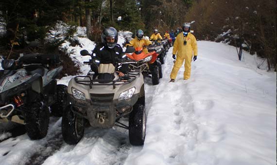 Balade en quad en forêt sous la neige