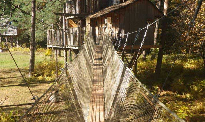 Sur le pont de singe à nids des Vosges pour accéder à la cabane