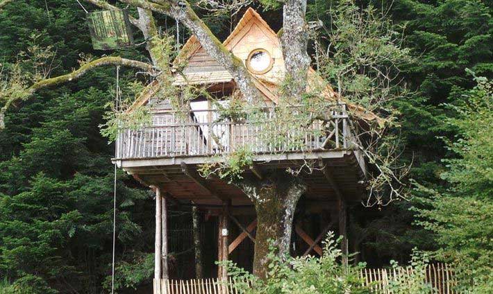 Belle cabane avec terrasse en hauteur dans un arbre