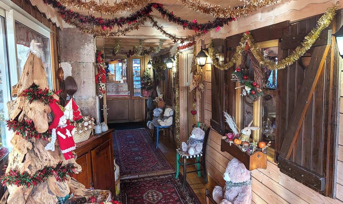 Ambiance de Noël dans le couloir de l’entrée de l’Auberge