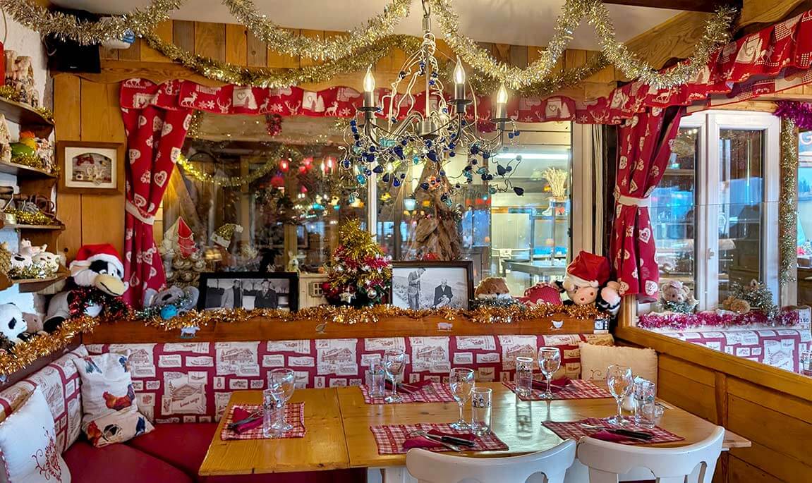Table décoré pour les fêtes de fin d’années avec petit sapin