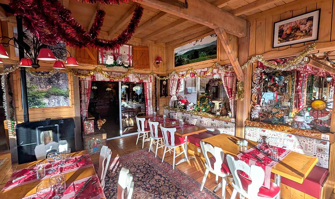 Terrasse couverte et chauffée avec guirlande pour Noël
