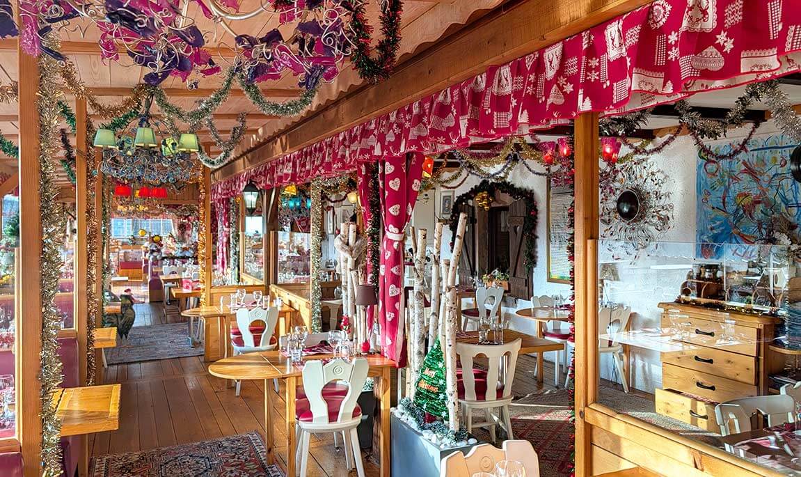 Vue de l’allée de la véranda avec table sur le côté, décoré pour Nouvel an et Noël