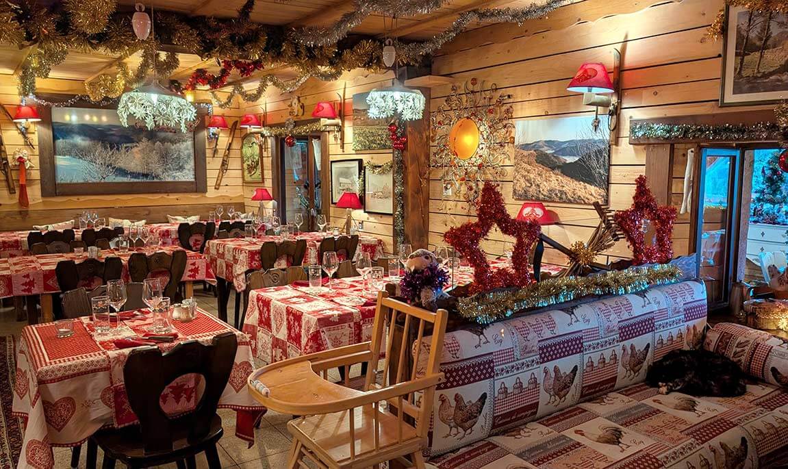 Près de la cheminée, avec un sapin de Noël