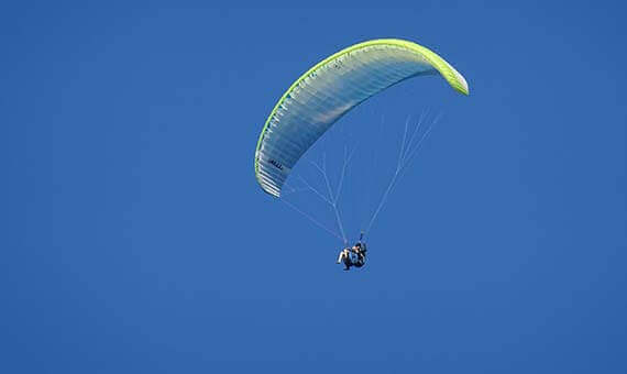 Parapente bleu dans un ciel bleu sans nuage