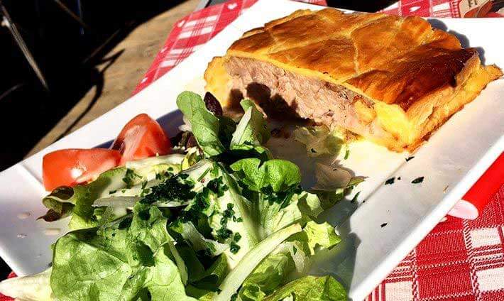 Belle tranche de pâté lorrain avec beaucoup de viande (...)