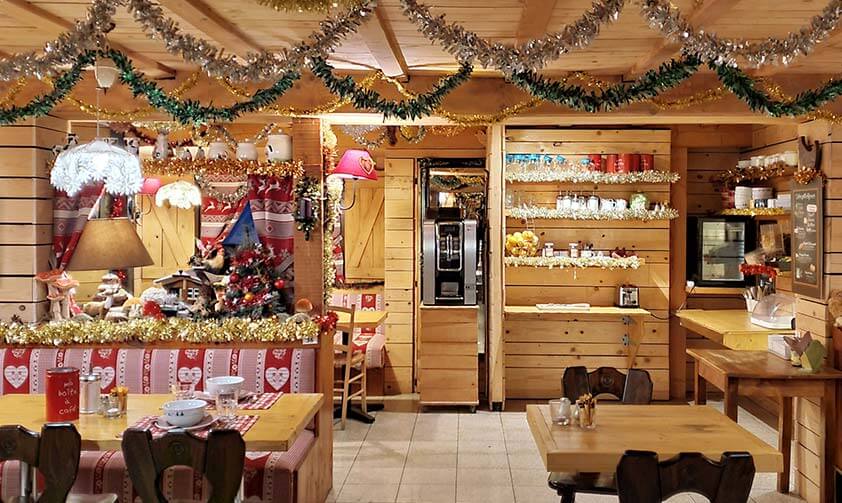 Salle de petit déjeuner décoré pour Nouvel an et Noël, déco bois