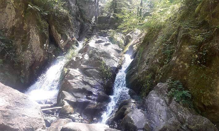 Vue de la petite cascades de Tendon à l’automne