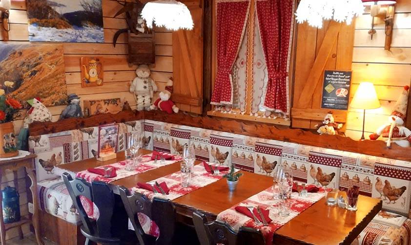 Grande table avec chaise et un grand banc pour repas de groupe