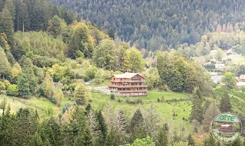 <p>Gîte en bois au milieu des montagnes de sapin.</p>