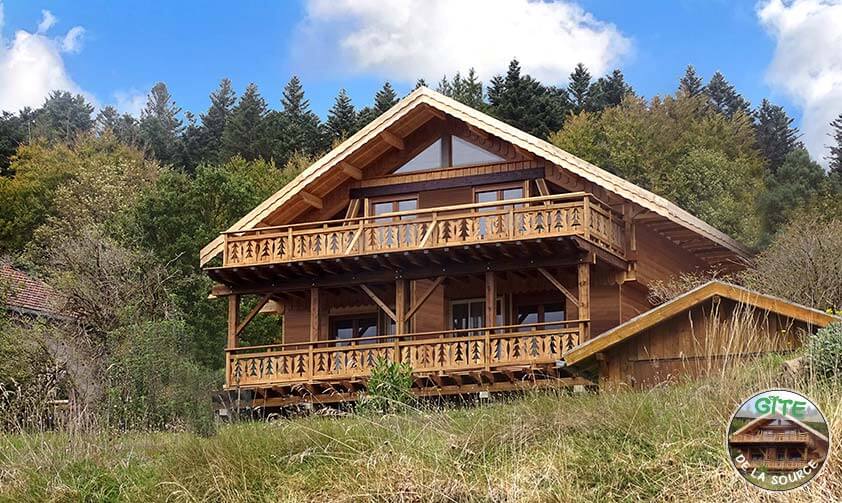 <p>Gîte en bois à 2 étages dans un cadre verdoyant</p>