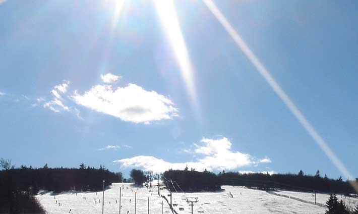 Vue globale d’une station de ski vosgienne sous le soleil