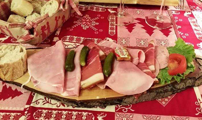 Assiette en bois avec plusieurs tranches de jambon, (...)