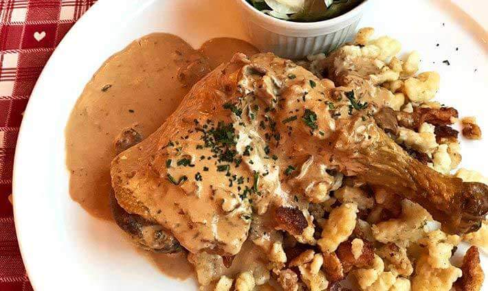 Aile de poulet avec sauce aux morilles et knepfles