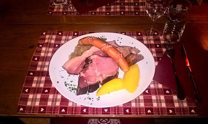 Assiette de choucroute traditionelle