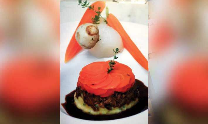 Joli montage en tour avec du bœuf et des carottes en rondelles
