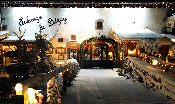 L’auberge sous la neige avec décoration de Noël