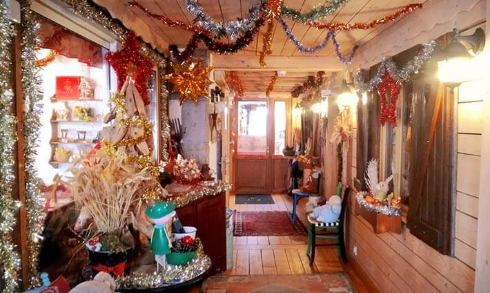 Ambiance de Noël dans le couloir de l’entrée de l’Auberge