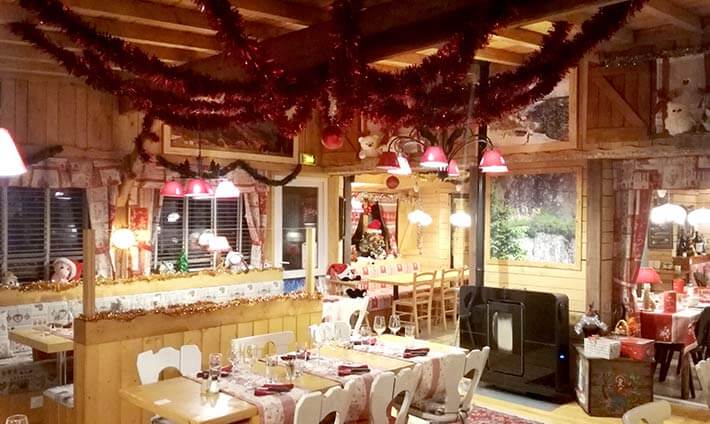 Salle du fond décoré de guirlandes