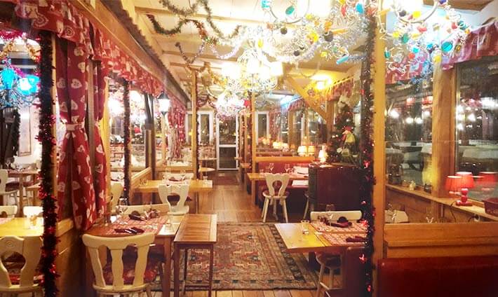 Terrasse couverte et chauffée avec guirlande pour Noël