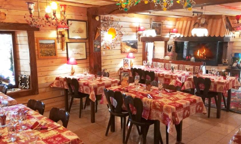 Salle de restaurant traditionnelle vosgienne avec cheminée