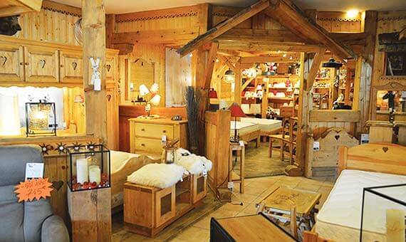 Grand magasin très bien décoré en bois, chaleureux