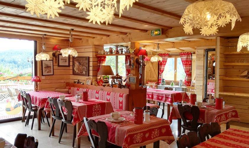 Vue de la salle avec baie vitrée et décor tout en bois