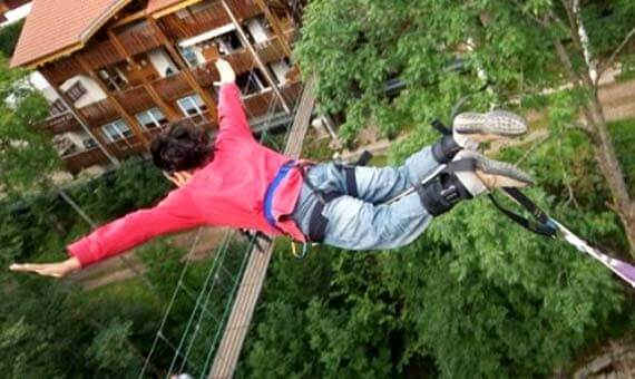 Jeune femme qui saute à l’élastique près de Gérardmer