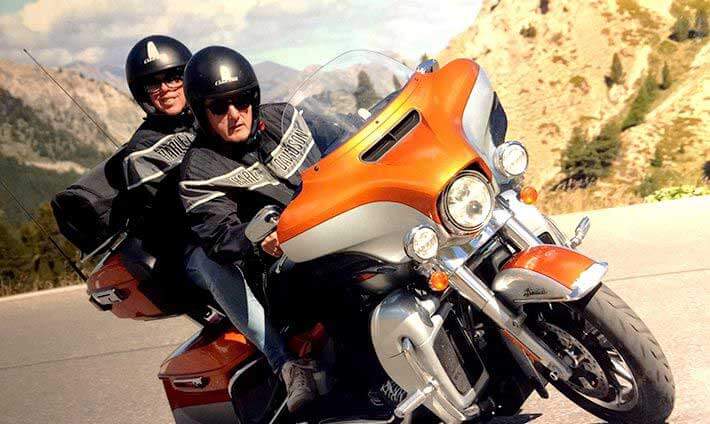 Deux motards sur leur moto dans un virage