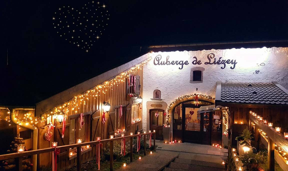 L’auberge de Liézey en soirée dans une ambiance romantique