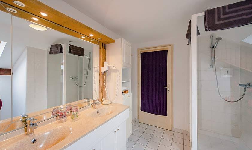 Salle de bain tout neuve des chambre avec porte serviette chauffant