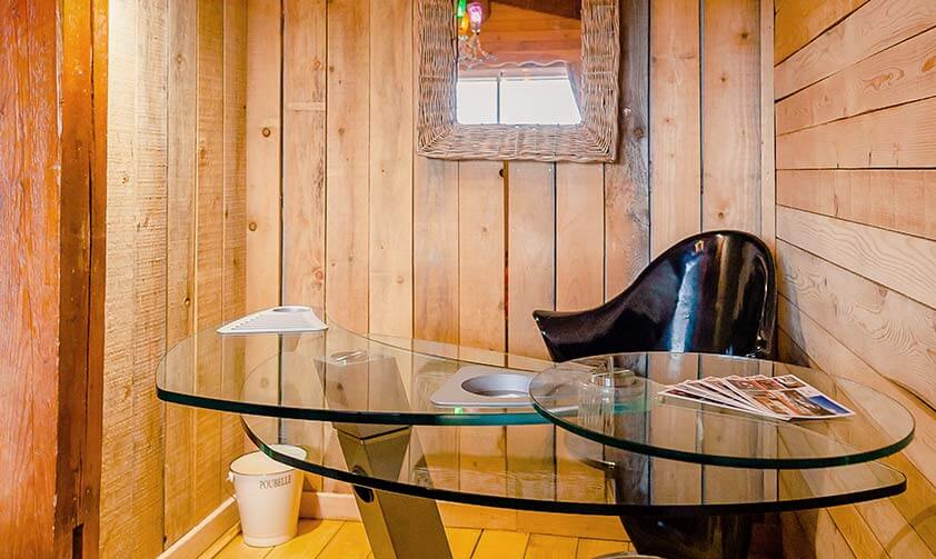 Suite tout en bois avec deux fauteuils rouge et un bureau en coin