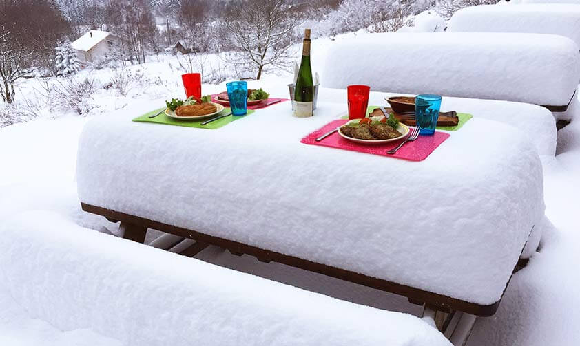 Table sur la terrasse recouvert de neige