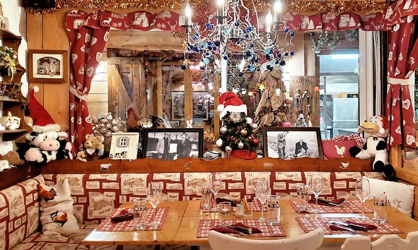 Table décoré pour les fêtes de fin d’années avec petit sapin