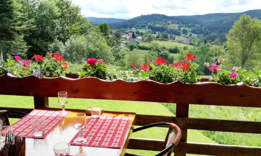 Table avec vue sur le village de Liézey