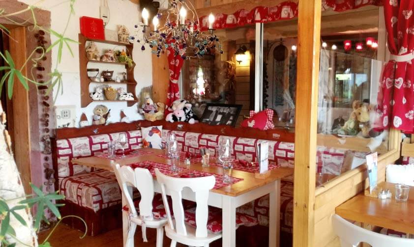 Salle de restaurant avec grande baie vitrée