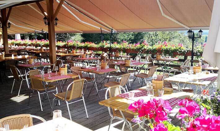 Notre terrasse couvert de grand parasol arborée de fleurs avec du soleil