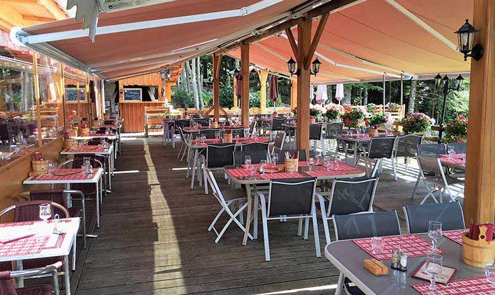 Grande terrasse en bois couvert du soleil