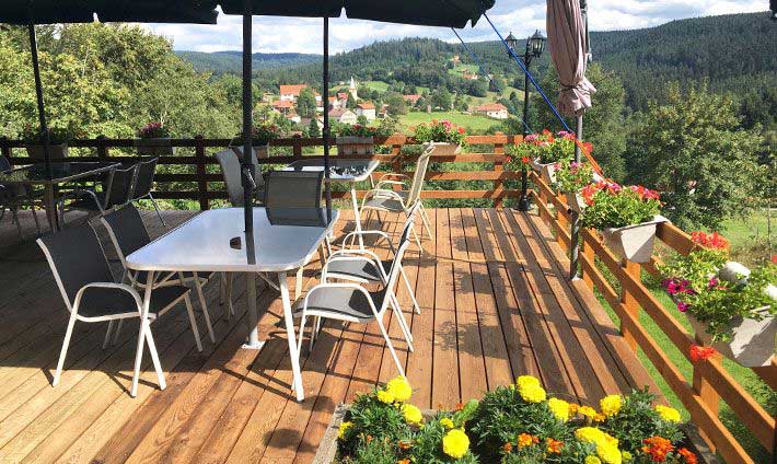 Terrasse en bois avec des tables et des parasols