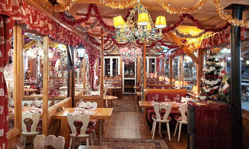 Vue de l’allée de la véranda avec table sur le côté, décoré pour Nouvel an et Noël