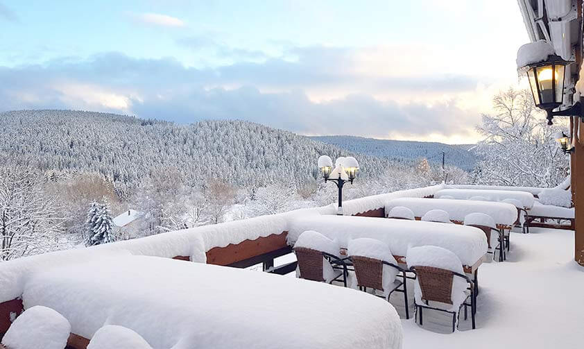 Vue enneigée des montagnes depuis la terrasse de l’Auberge