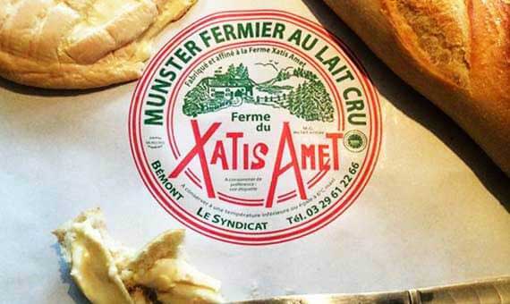 Logo de Xatis Amet entouré de pain et de bon fromage